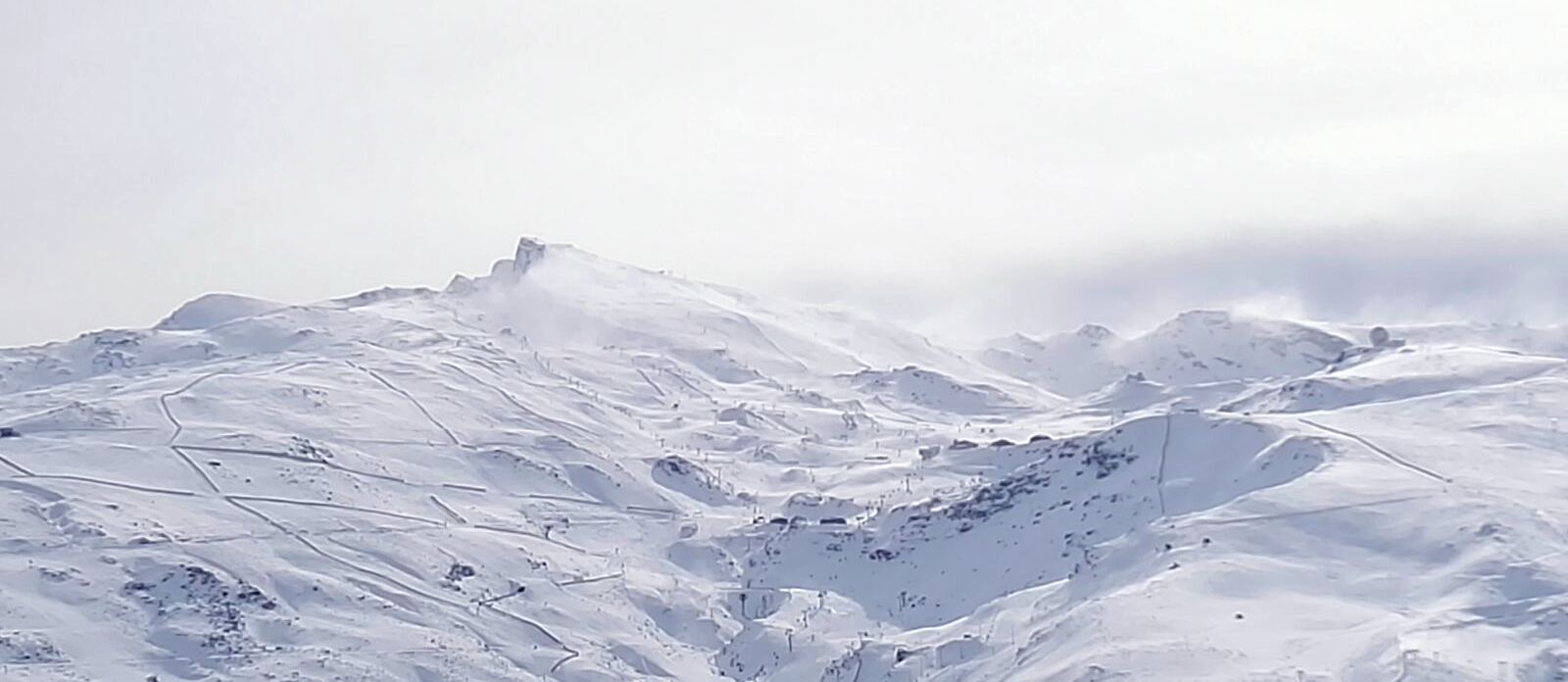 Sierra Nevada abre con más superficie esquiable y activa este sábado el esquí nocturno